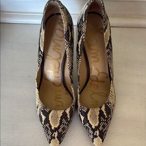 Sam Edelman Black and Cream Heels with Chic Design